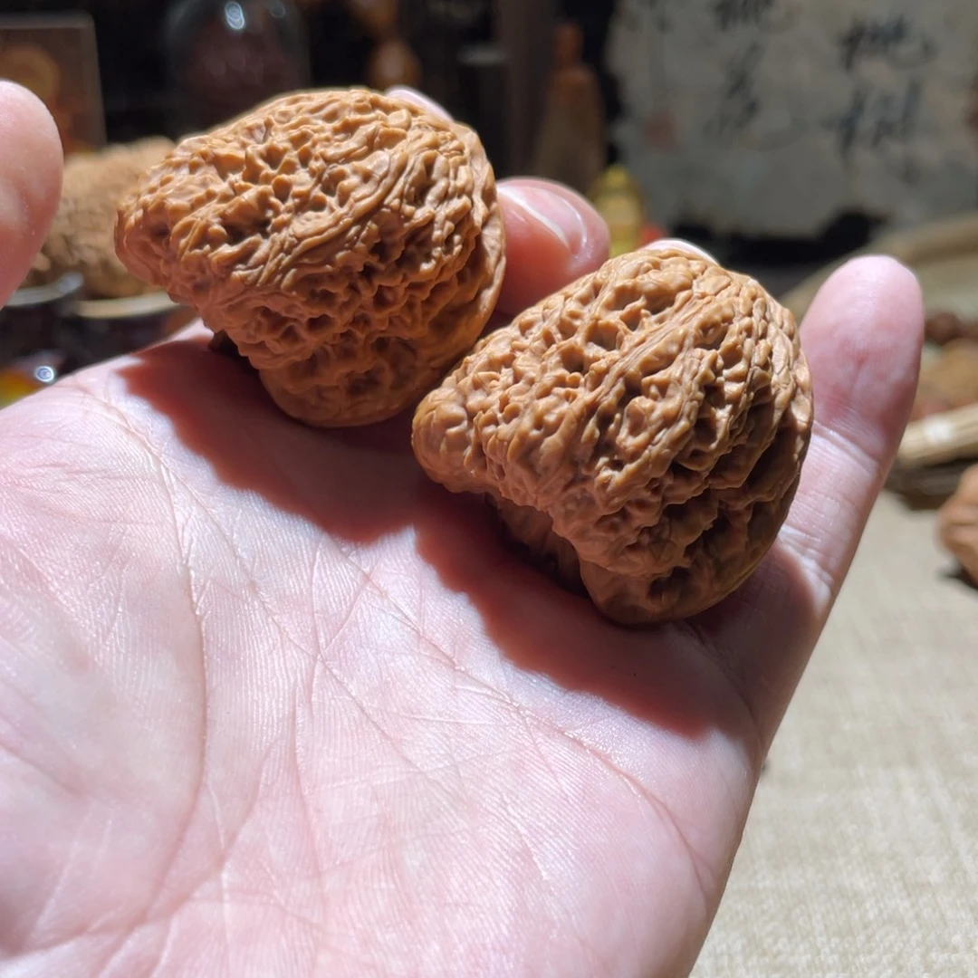 如***花把件文玩核桃涿鹿一代大凹底，双留疤