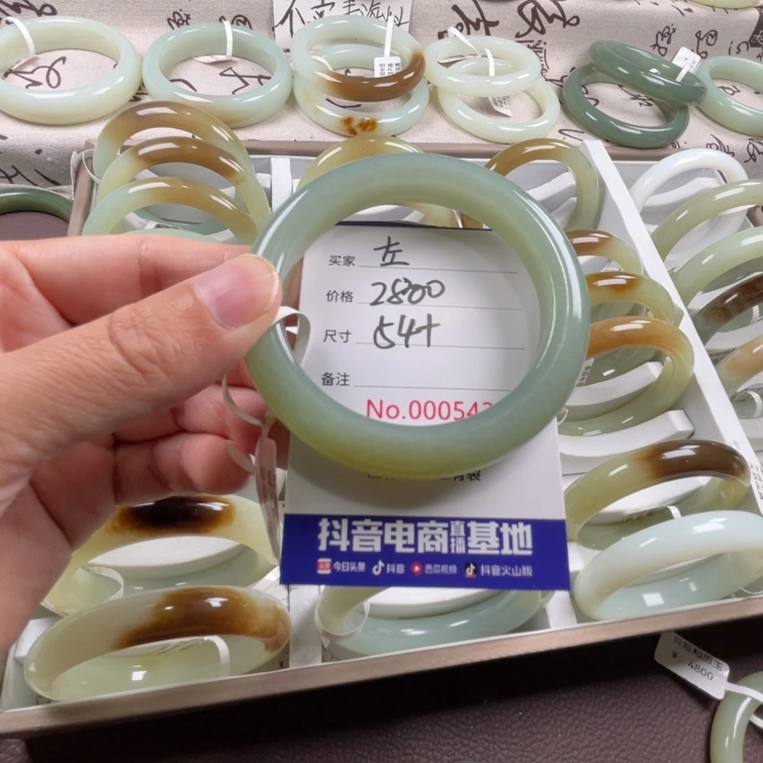 左****未镶嵌手镯和田玉