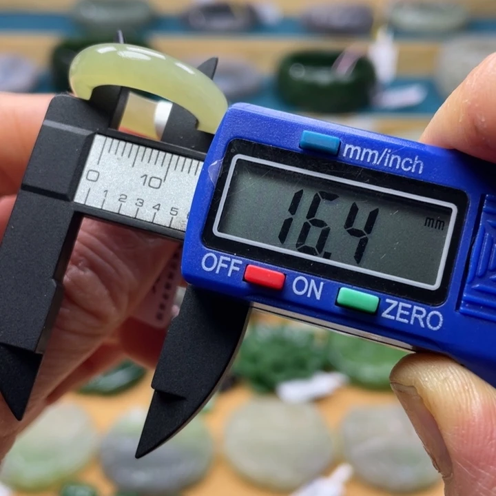 和田玉手镯62圈口。编号80未镶嵌