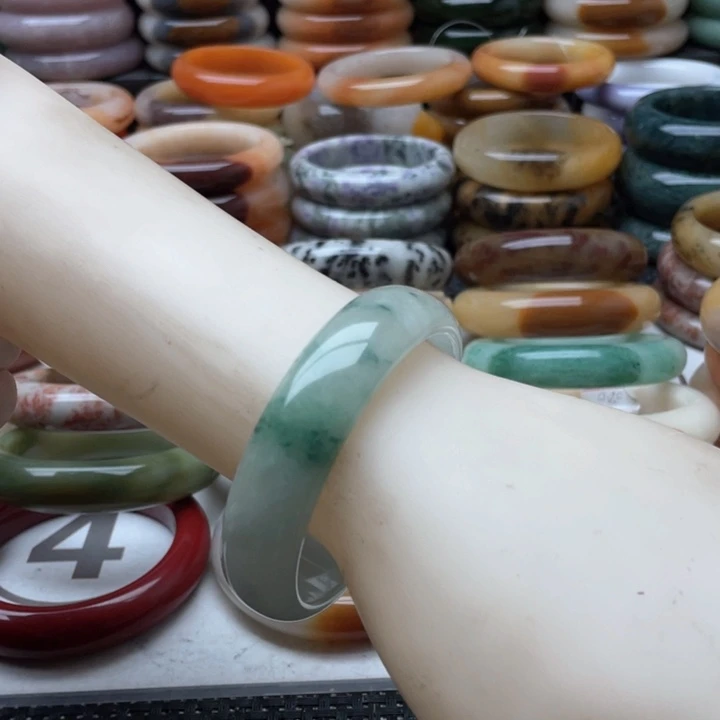 石英岩玉手镯未镶嵌