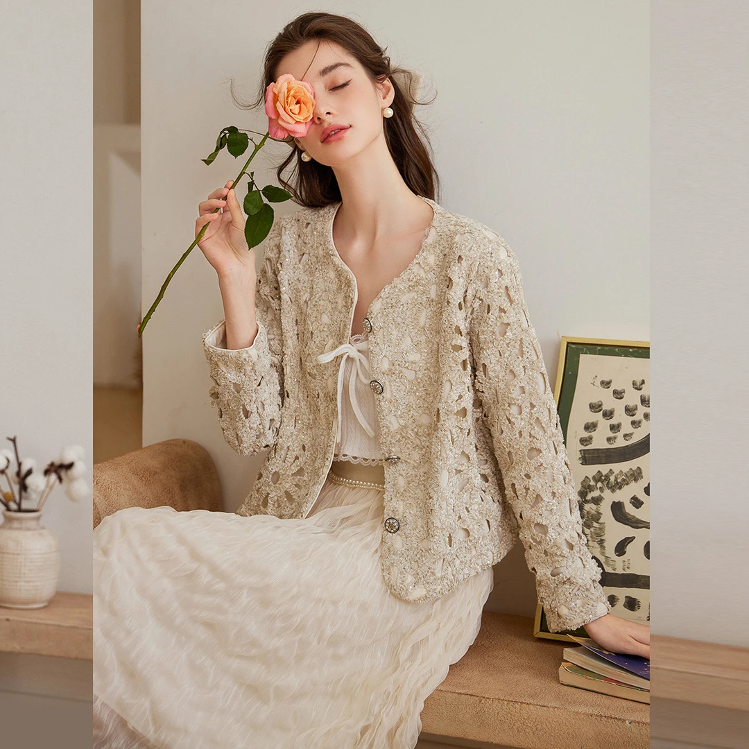 白鹿语25春款复古圆领单排扣纯色落肩袖镂空工艺面料外套WBY20034