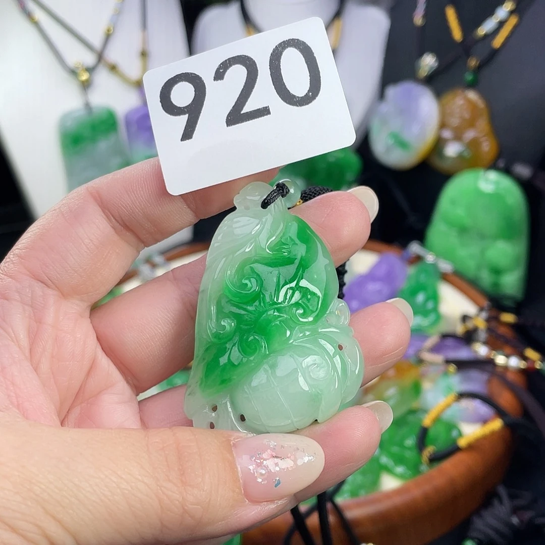 翡翠未镶嵌吊坠(赠链)