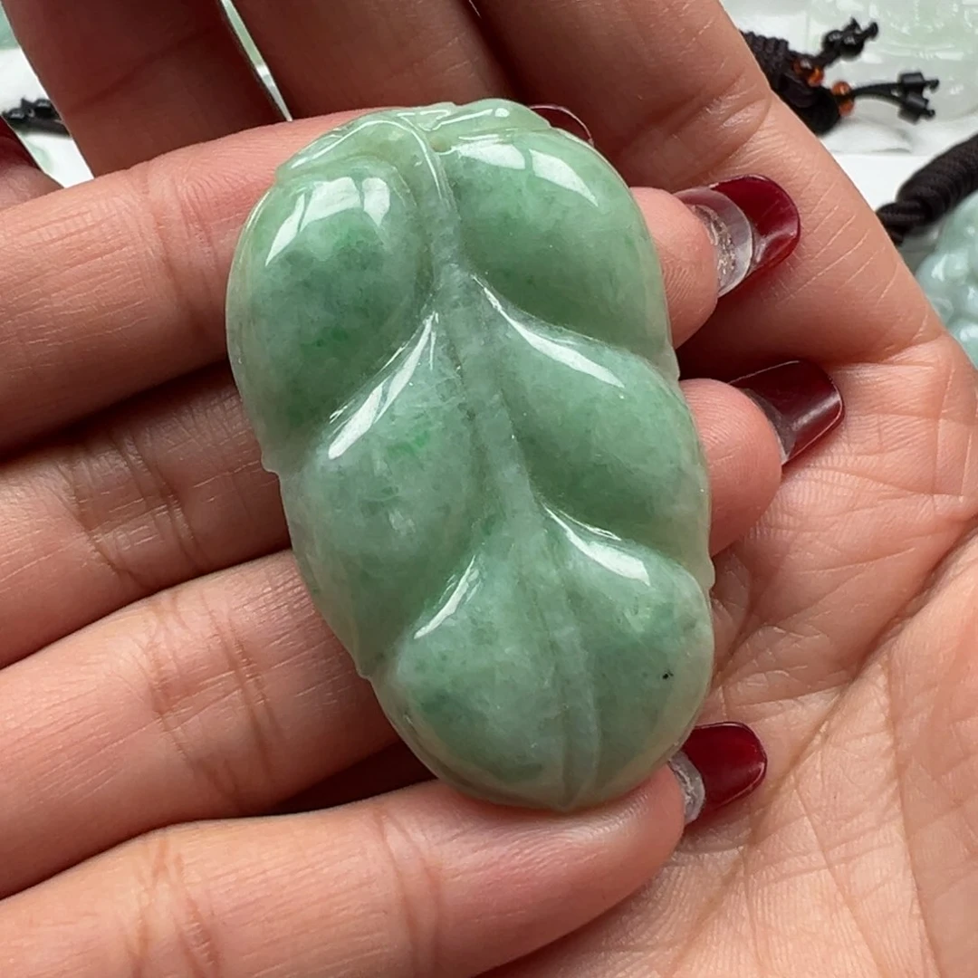 翡翠颈饰未镶嵌叶子