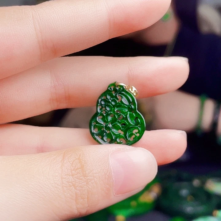 翡翠18K金镶嵌颈饰多样性
