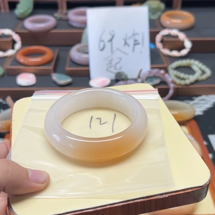 未镶嵌手镯石英质玉?**?121