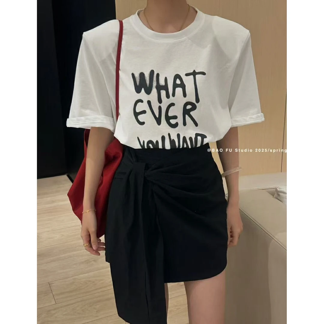 MAMIE【松弛张力】夏季宽松百搭垫肩字母印花短袖+不规则设计短裙