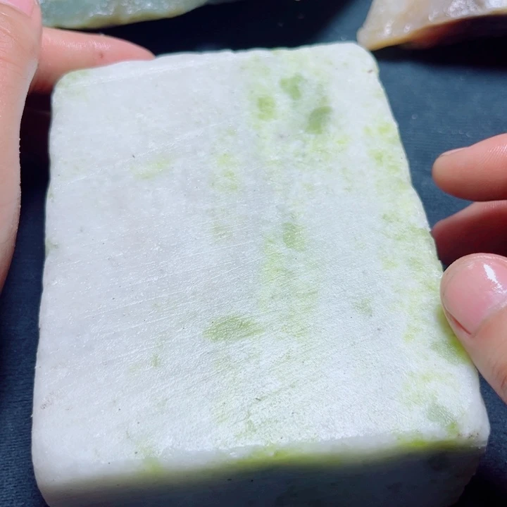 和田玉（糖玉）未镶嵌珠宝奇石