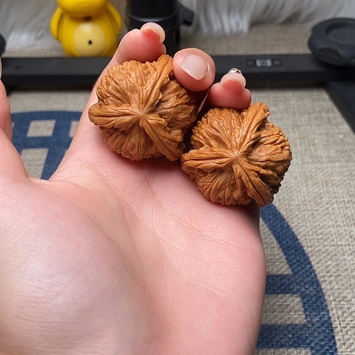 文玩核桃吊坠秋白狮子正奔