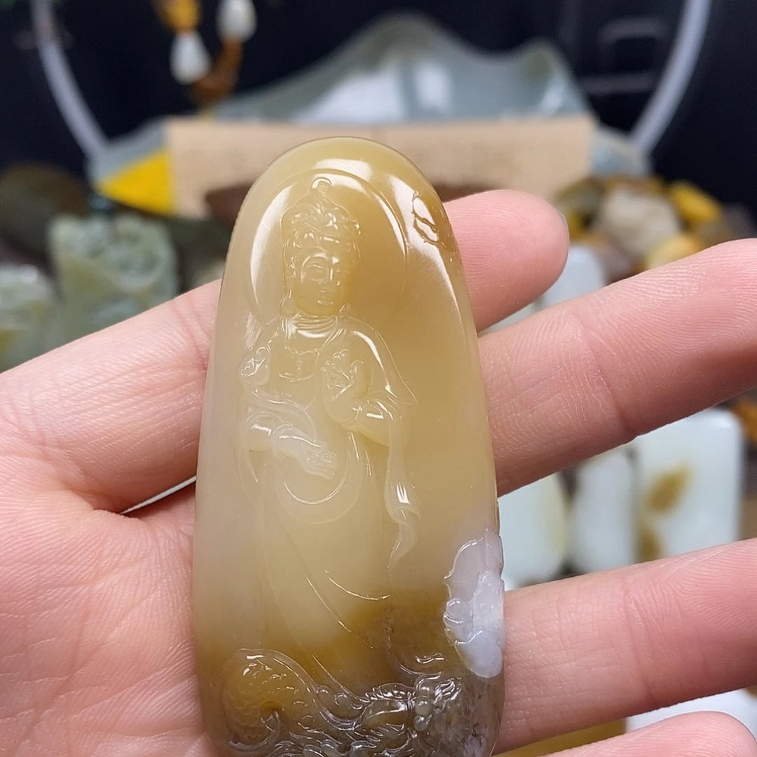 和田玉颈饰未镶嵌深****?