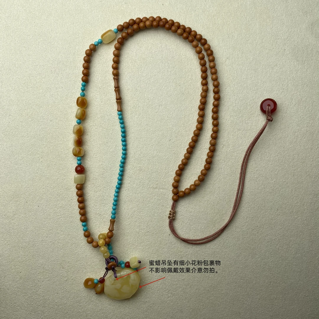 微微瑕看主图文字说明橄榄核锁骨链配俄料白花蜡祥云锁吊坠M002