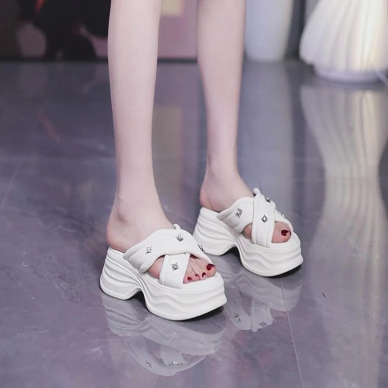 7cm夏新款小个子松糕厚底凉拖鞋外穿不累脚交叉带百搭沙滩一字拖