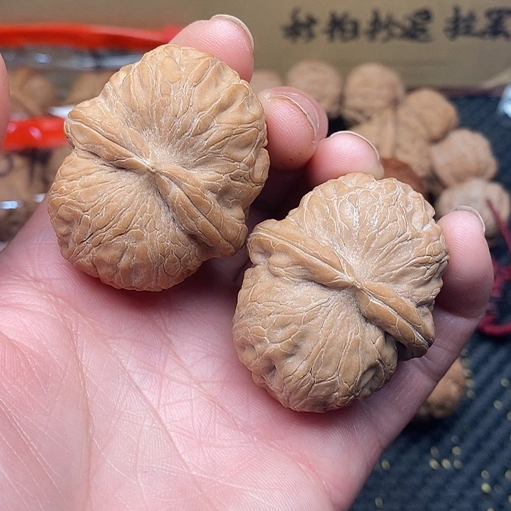 文玩核桃吊坠元宝有黄