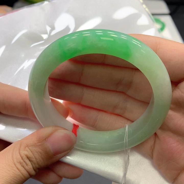 翡翠手镯未镶嵌翡翠