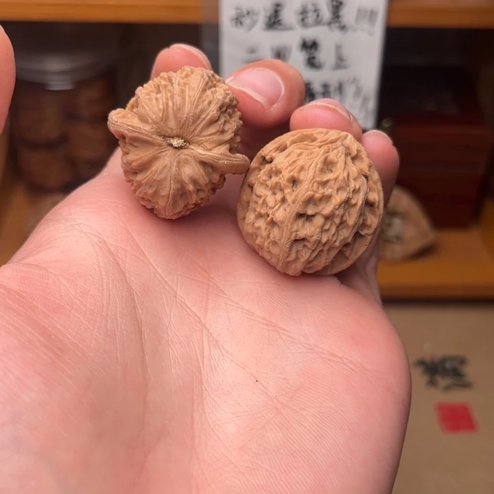 文玩核桃吊坠三角白