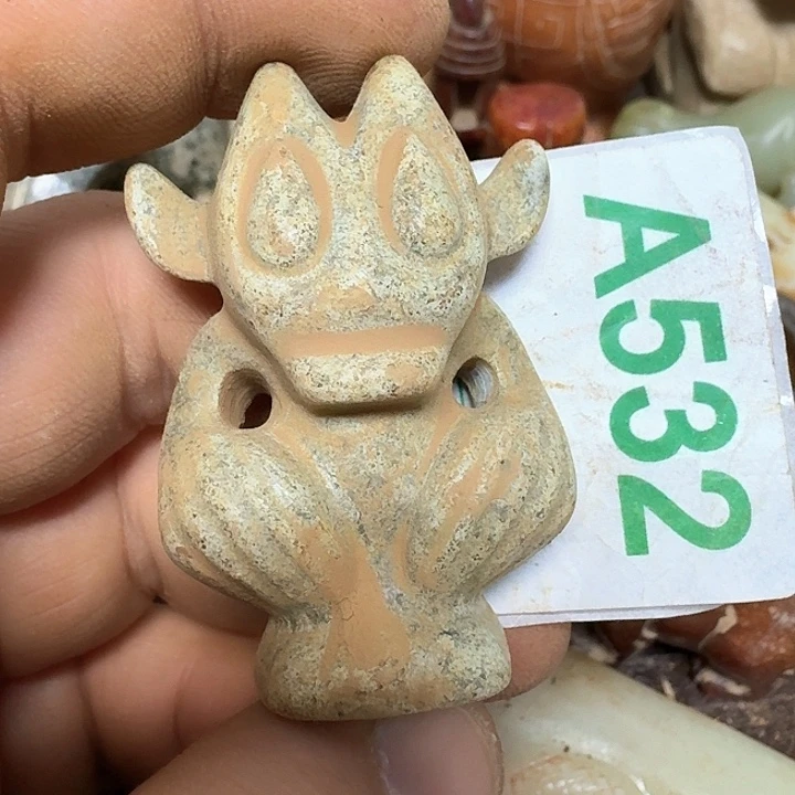 蛇纹石玉颈饰未镶嵌