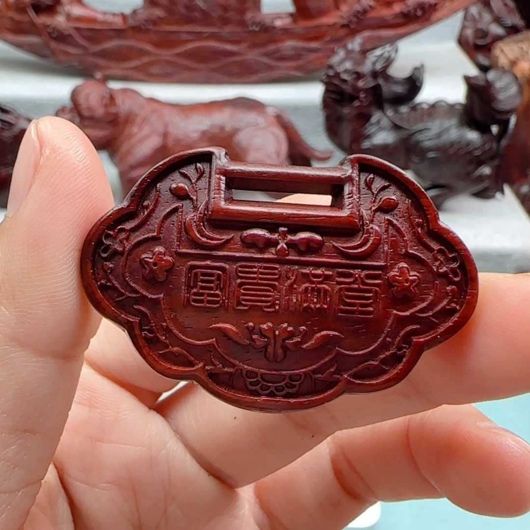 小叶紫檀把件富贵锁