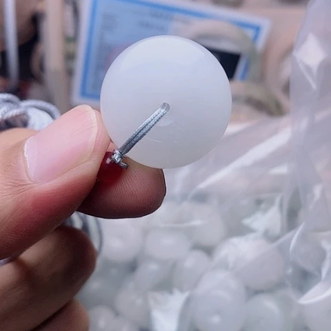 郑***头吊坠(赠链)未镶嵌石英质玉