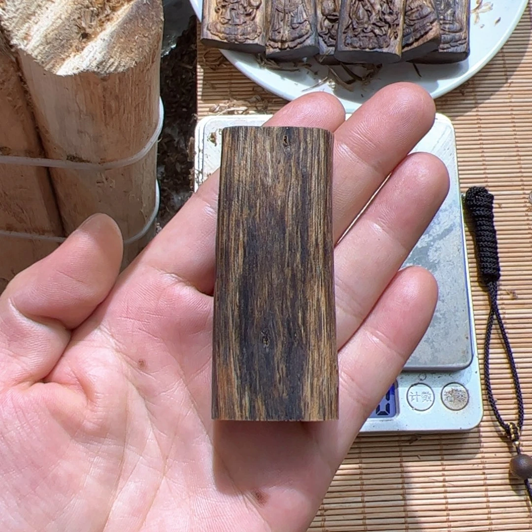 吊坠沉香乌身素牌16克+