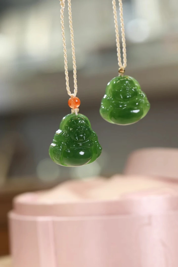 和田玉碧玉小佛.颜色辣绿