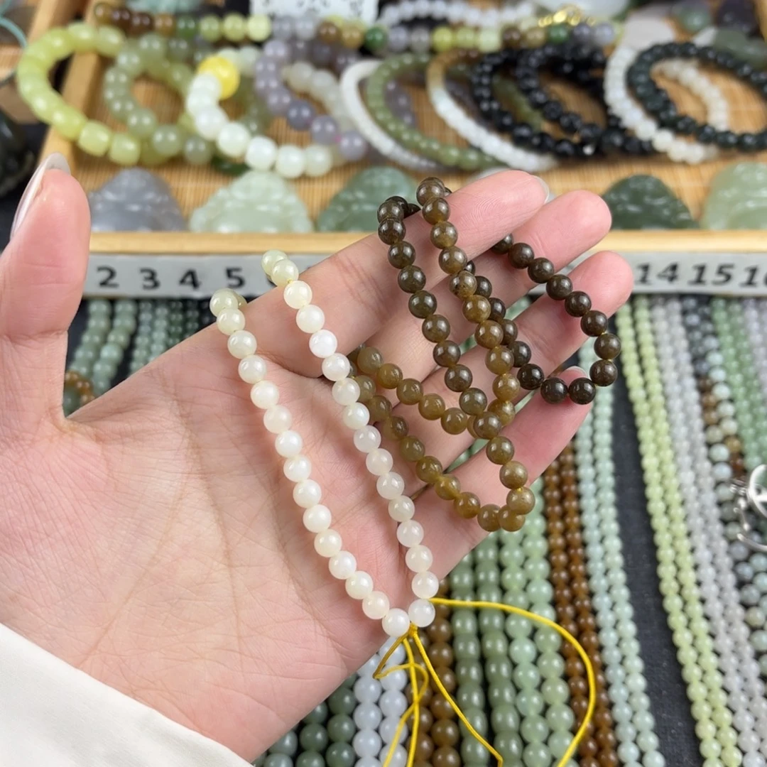 耶***子和田玉未镶嵌颈饰