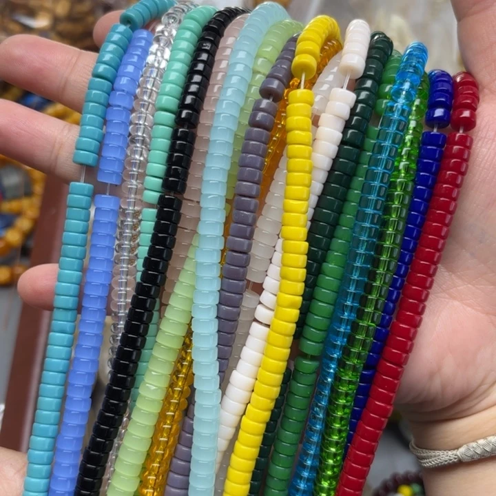 颈饰玻璃一条，喊我选