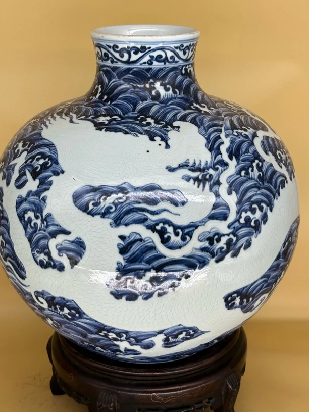 青花留白龙纹天球瓶