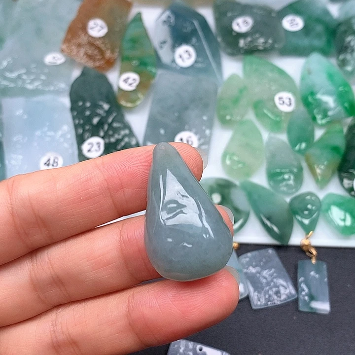 翡翠未镶嵌颈饰随型