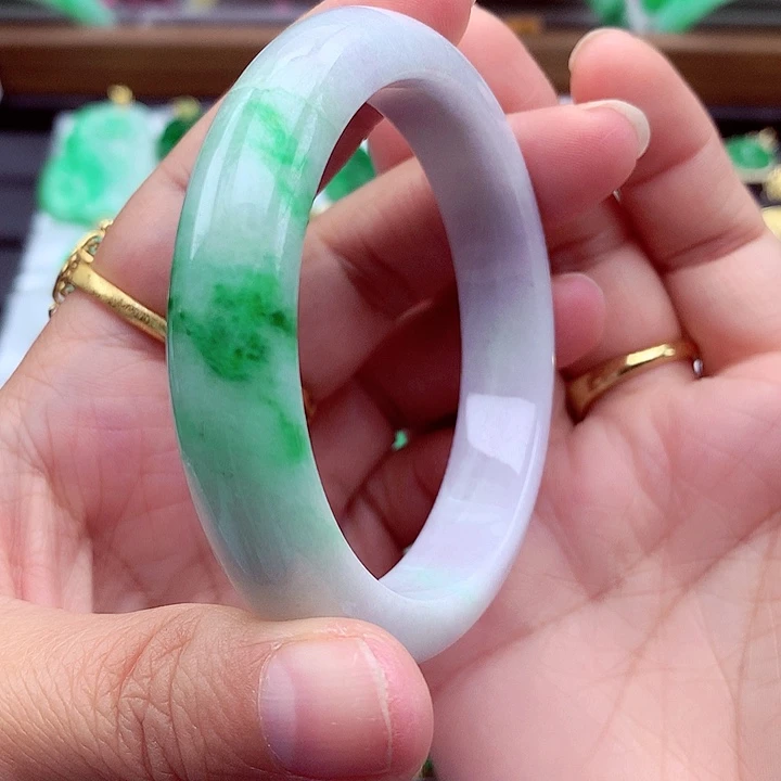 翡翠手镯未镶嵌翡翠