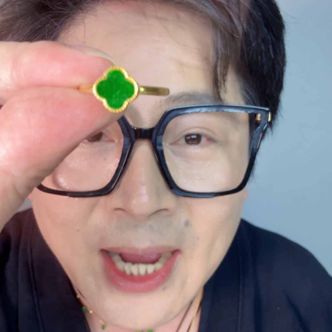 翡翠未镶嵌颈饰一件