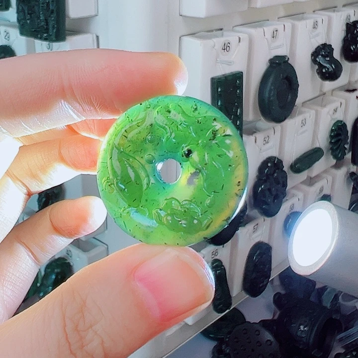 蛇纹石玉颈饰未镶嵌