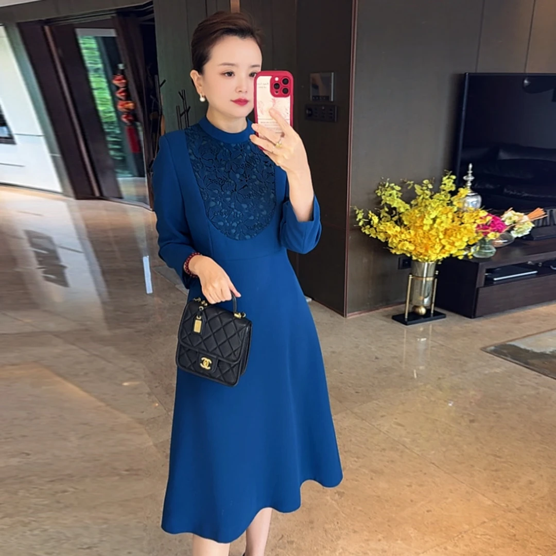 唯伊公馆秋冬新款水溶蕾丝拼接高圆领A字大摆气质收腰连衣裙98525