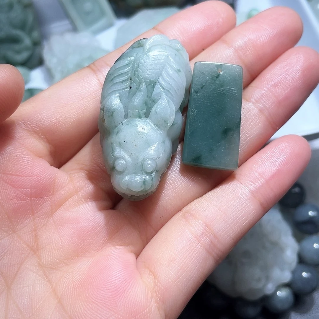 翡翠未镶嵌颈饰一