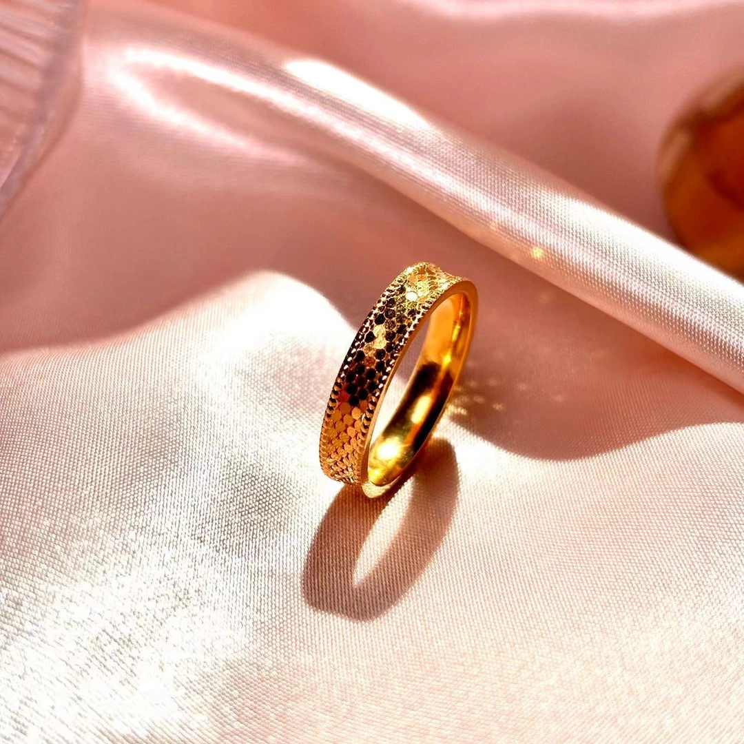 Z-8013  时尚精工龙鳞戒指    + 专柜礼盒