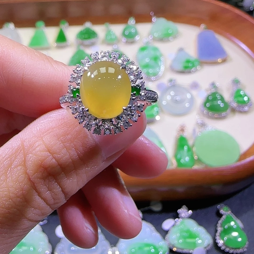 翡翠戒指18K金镶嵌翡翠戒指