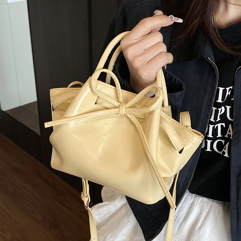 手拎包包女款2025春新款轻者小众高级感时尚通勒单肩蝴蝶结水桶包