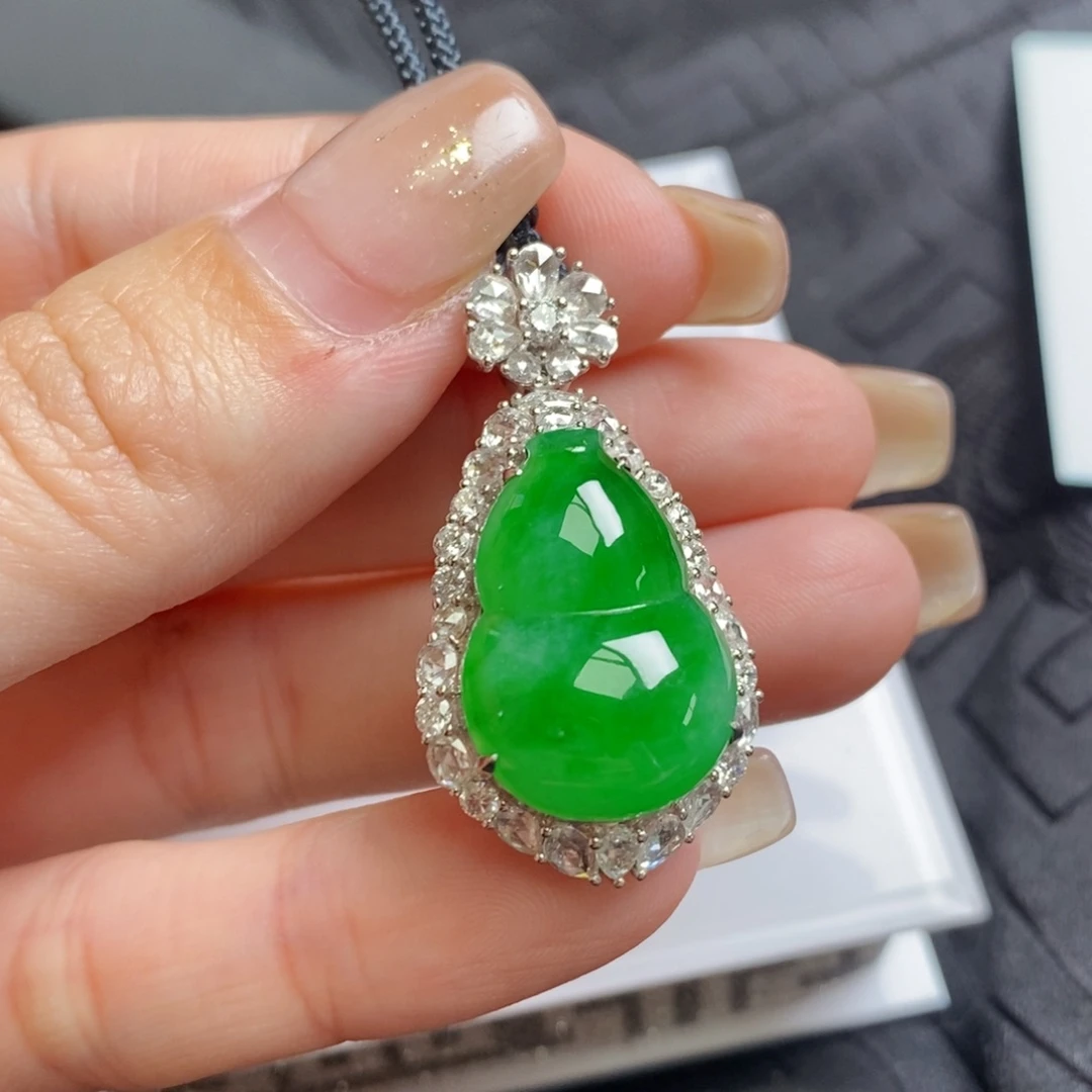 翡翠18K金镶嵌颈饰葫芦