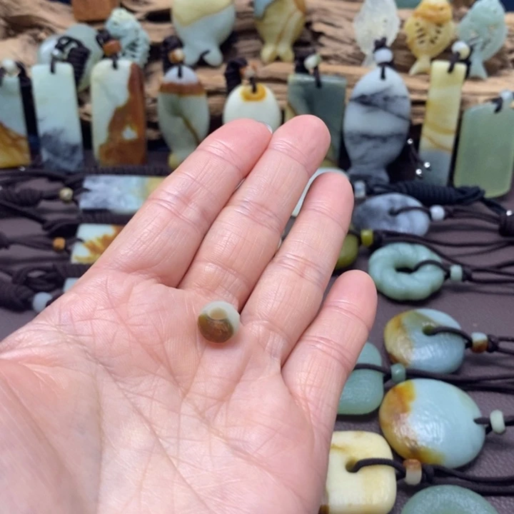 简***单蛇纹石玉未镶嵌颈饰