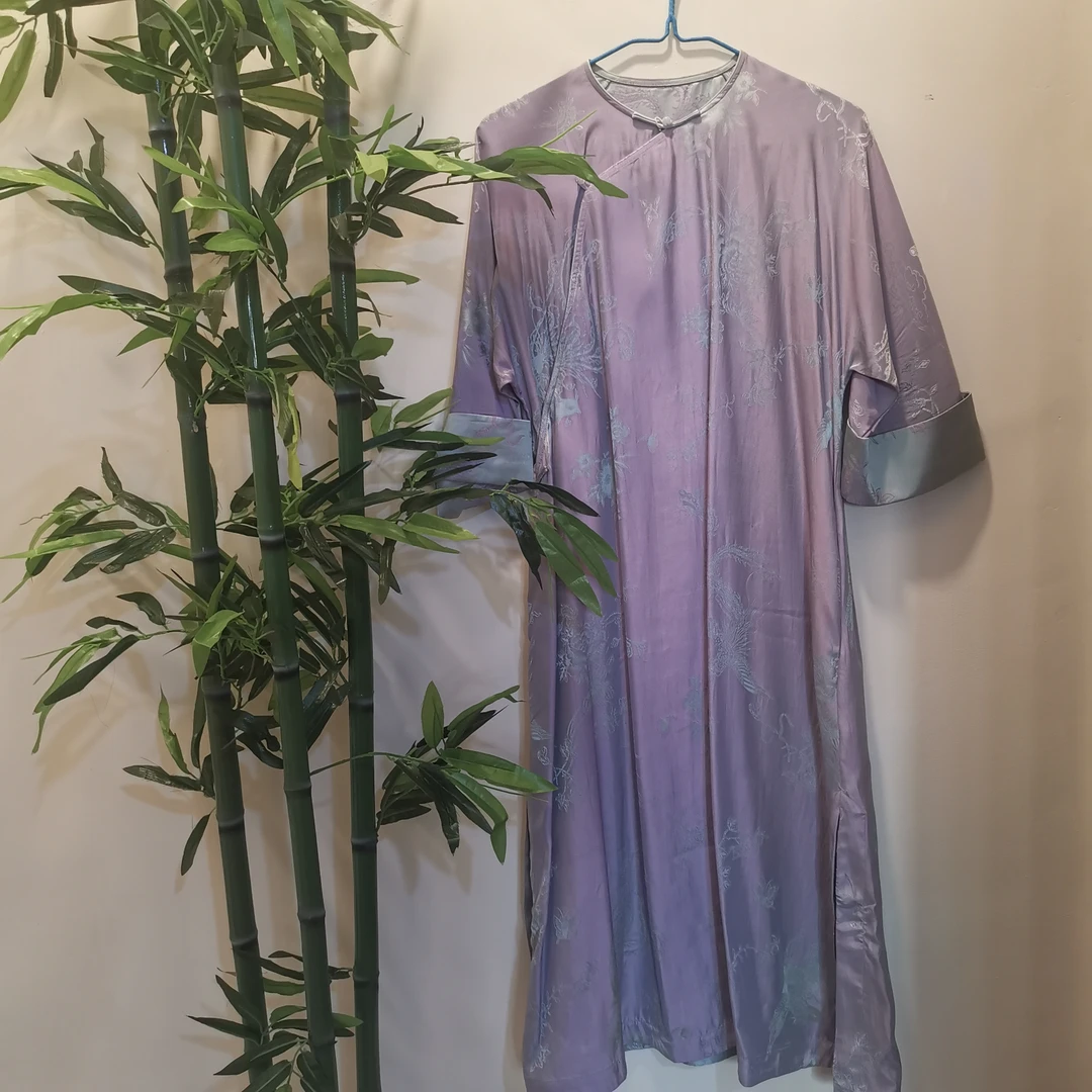 新中式圆领斜襟提花缎连衣裙