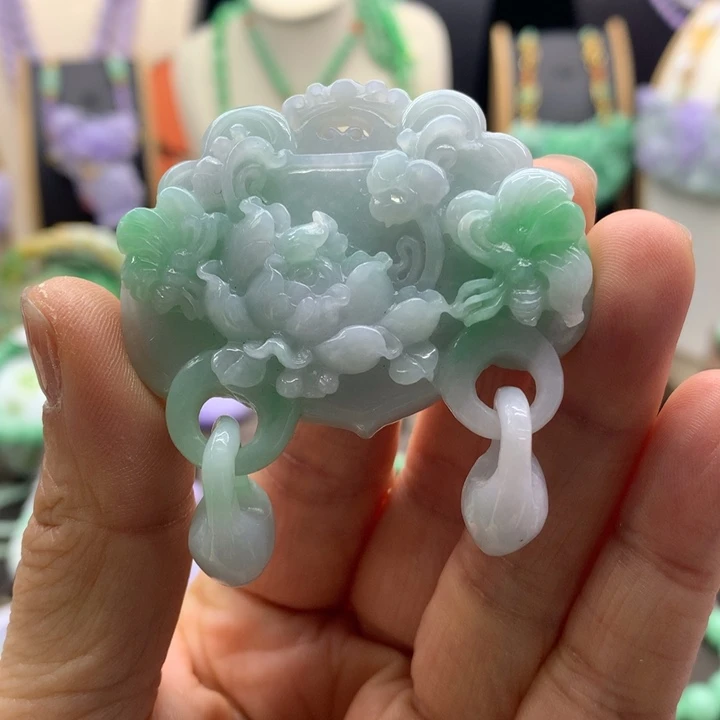 翡翠吊坠(赠链)未镶嵌