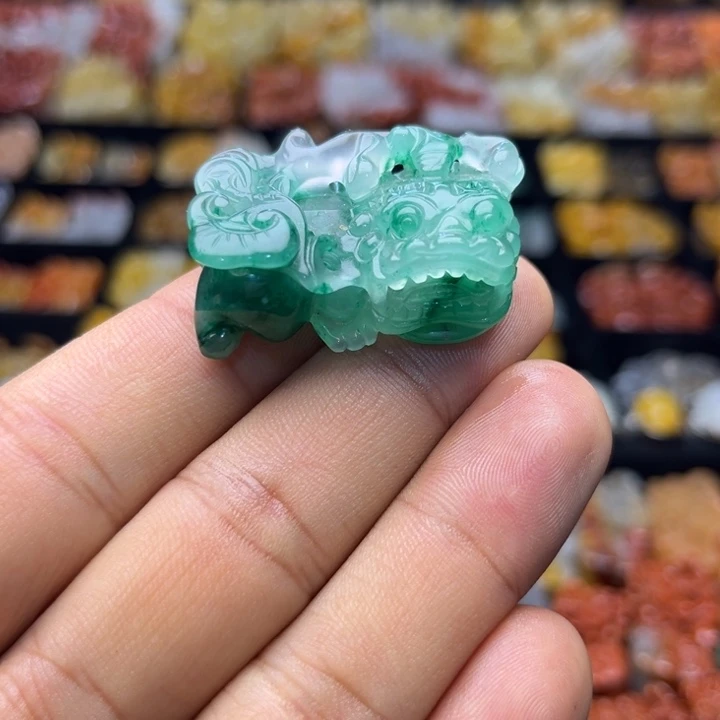 未镶嵌石英质玉（黄龙玉）颈饰
