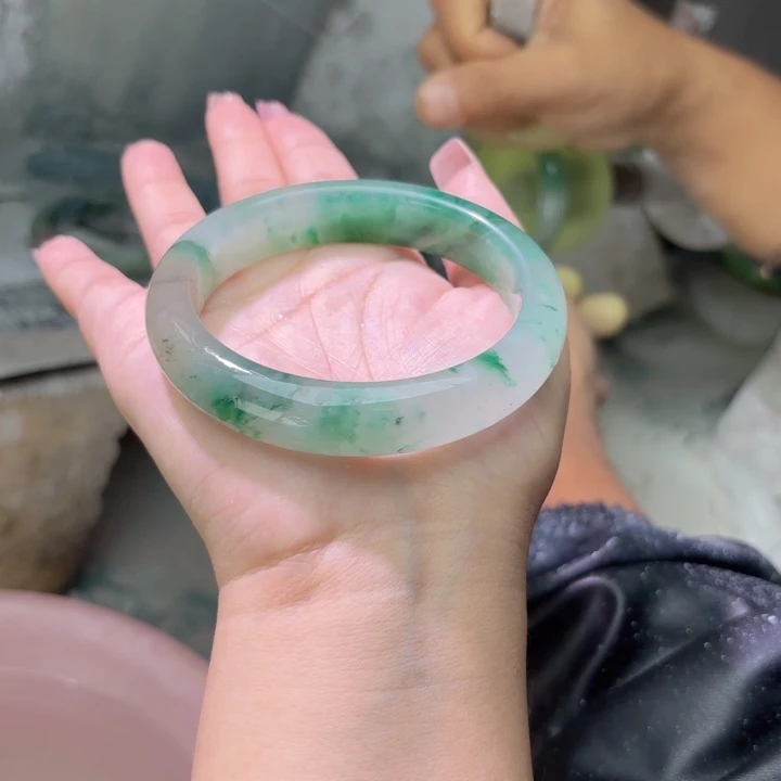 薄****未镶嵌手镯石英质玉（非洲翠）定制