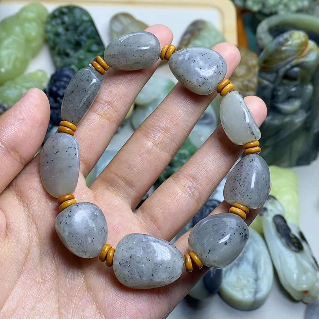 和田玉未镶嵌颈饰仨*