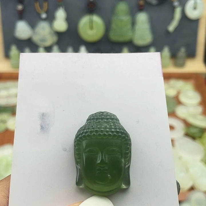 岫玉未镶嵌颈饰佛公