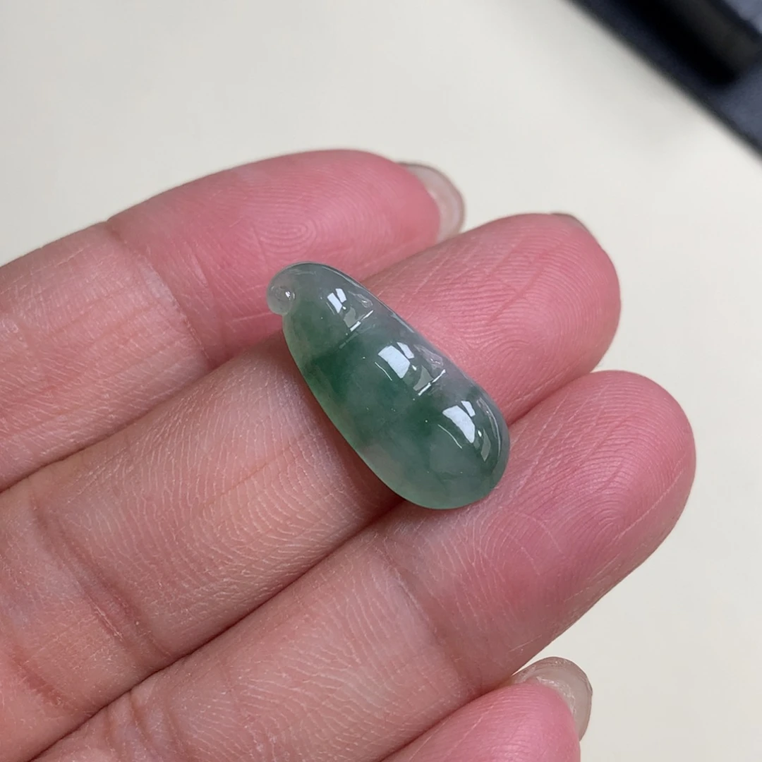 翡翠未镶嵌颈饰福豆