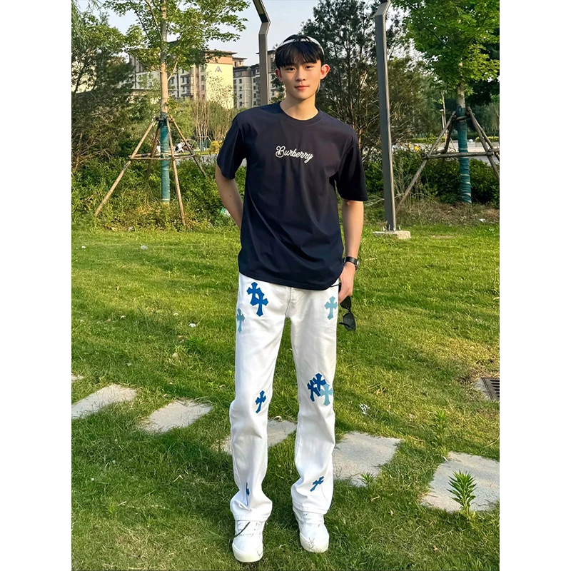 白色皮标刺绣十字架牛仔裤男款潮牌痞帅炸街裤子显瘦弯刀直筒长裤