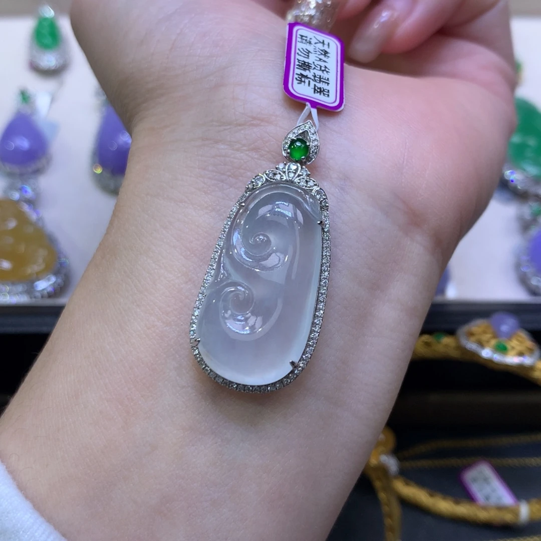 翡翠18K金镶嵌颈饰