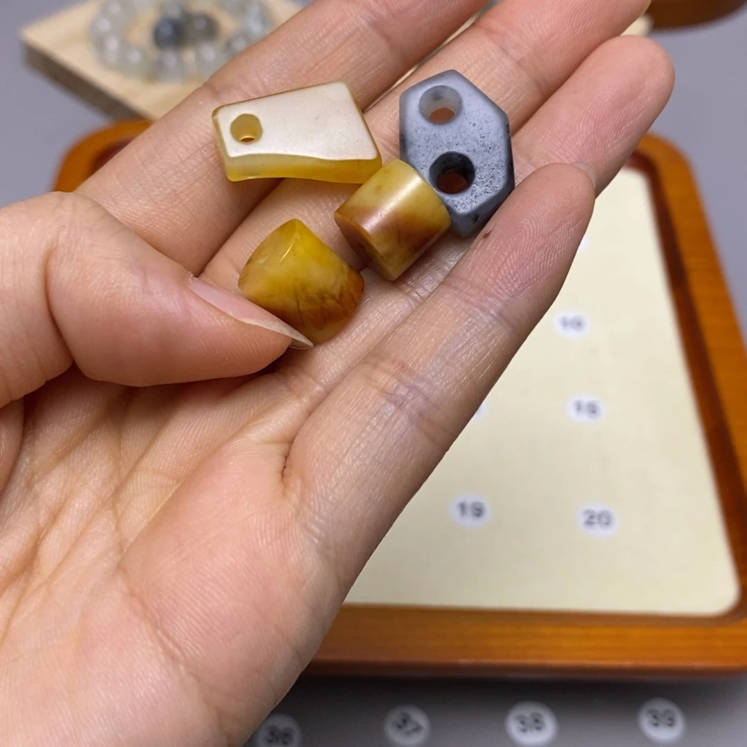 蛇纹石玉配饰合金轻**萤