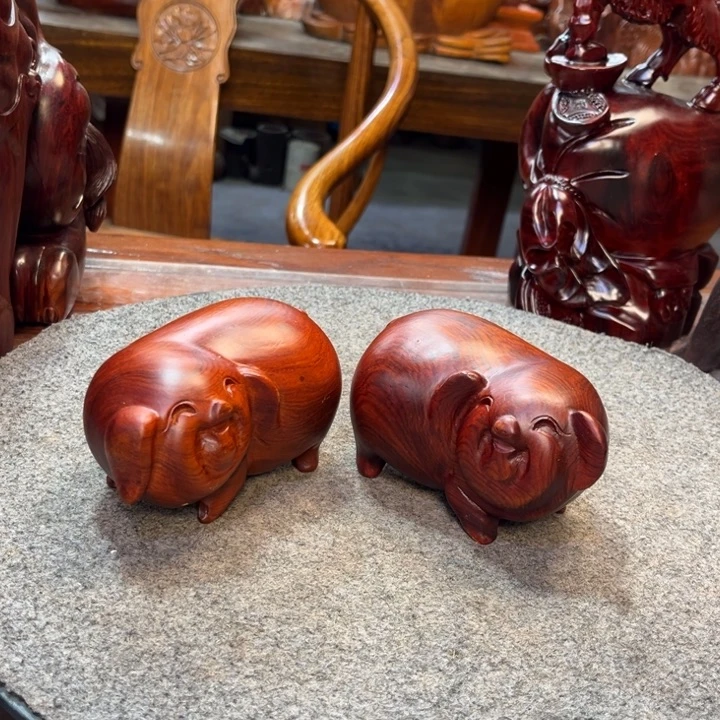 大果紫檀（缅甸花梨）猪猪摆件一对