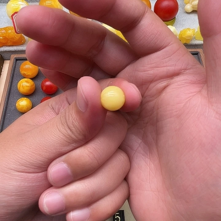 琥珀未镶嵌裸石鹅黄单珠