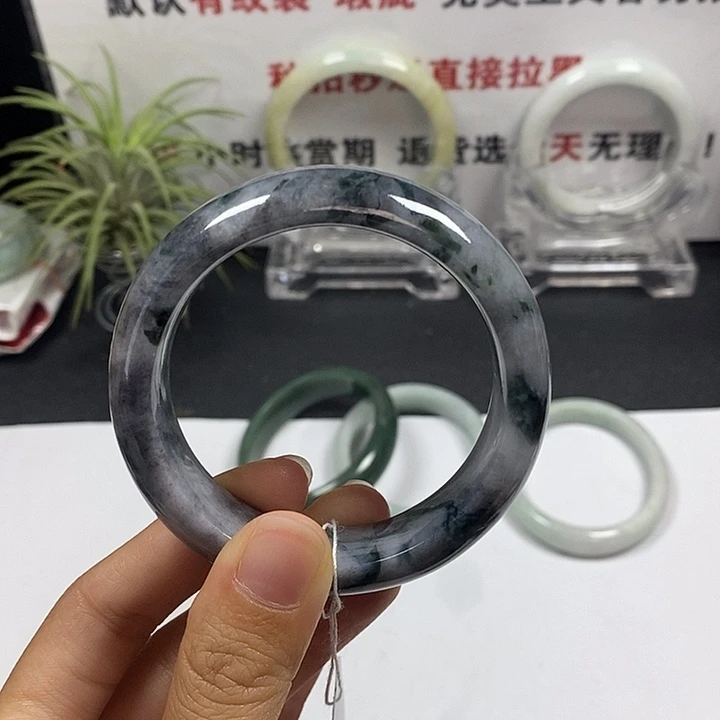 未镶嵌手镯翡翠27号。 52.5圈